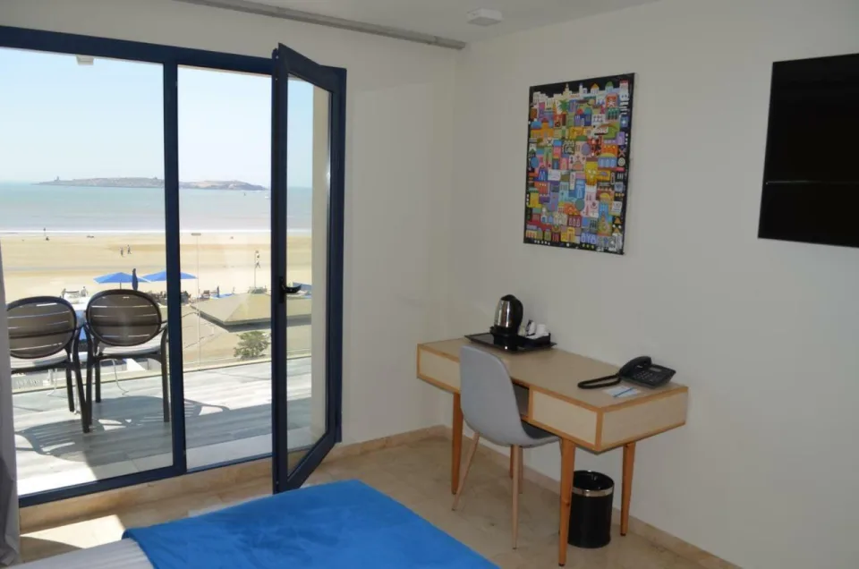 Hôtel Côté Océan Mogador — Bedroom with sea-facing balcony