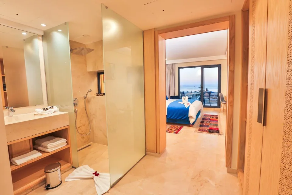 Hôtel Côté Océan Mogador — Bathroom and bedroom interior