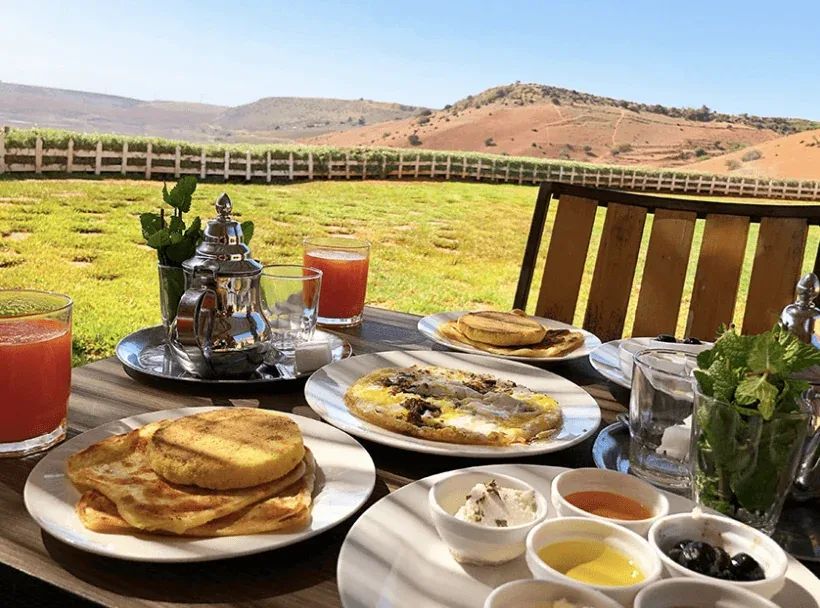 Lakeside dining at Ô Lac; catering is available on request and is not automatically included.